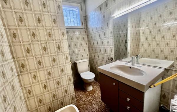 Vente Maison de village avec 2 cours et garage. à rafraîchir Saint-gilles   