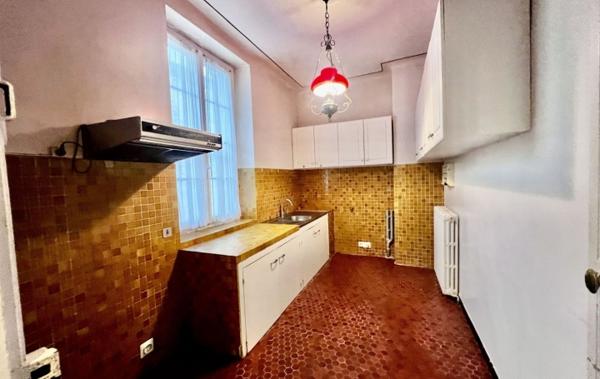 Vente Maison de village avec 2 cours et garage. à rafraîchir Saint-gilles   