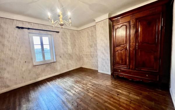 Vente Maison de village avec 2 cours et garage. à rafraîchir Saint-gilles   