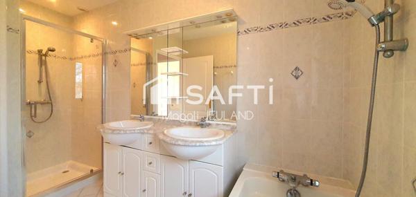 MAISON CONTEMPORAINE de PLAIN PIED de 124 M2 , TERRAIN 1360 M2, TRÈS BON ETAT