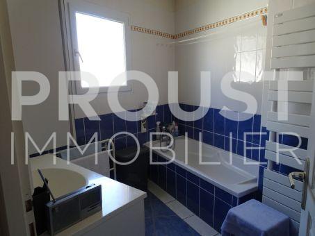 a vendre niort beau pavillon de plain-pied, 3 chambres, jardin, terrasse, garage.