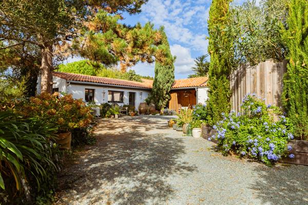 Maison de charme et de caractère, entre élégance architecturale et jardin luxuriant