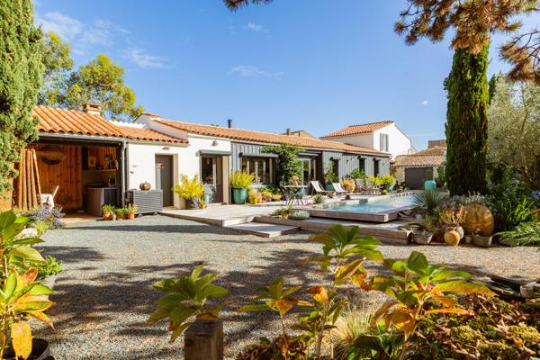 Maison de charme et de caractère, entre élégance architecturale et jardin luxuriant