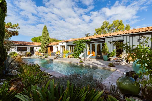 Maison de charme et de caractère, entre élégance architecturale et jardin luxuriant