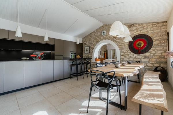 Maison de charme et de caractère, entre élégance architecturale et jardin luxuriant