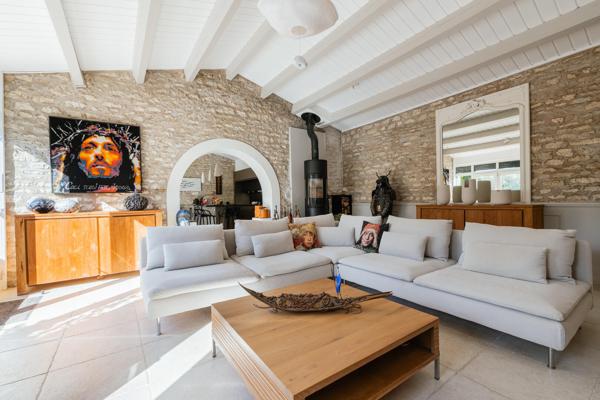 Maison de charme et de caractère, entre élégance architecturale et jardin luxuriant
