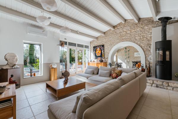 Maison de charme et de caractère, entre élégance architecturale et jardin luxuriant