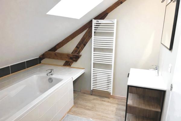 MAISON de Ville avec cour et parking