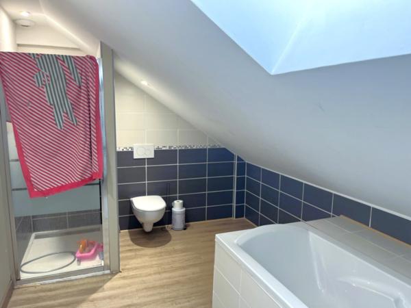 MAISON de Ville avec cour et parking