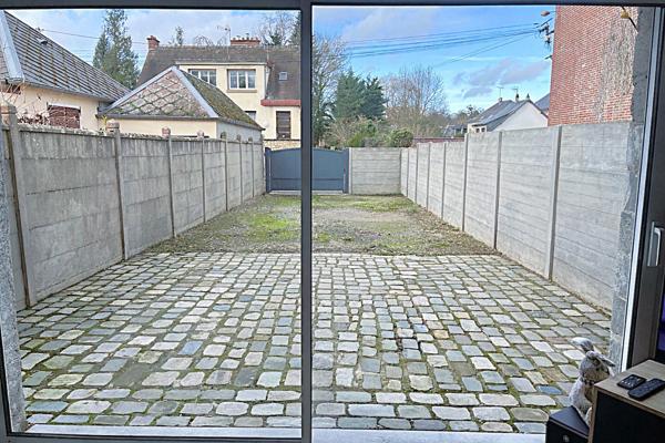 MAISON de Ville avec cour et parking