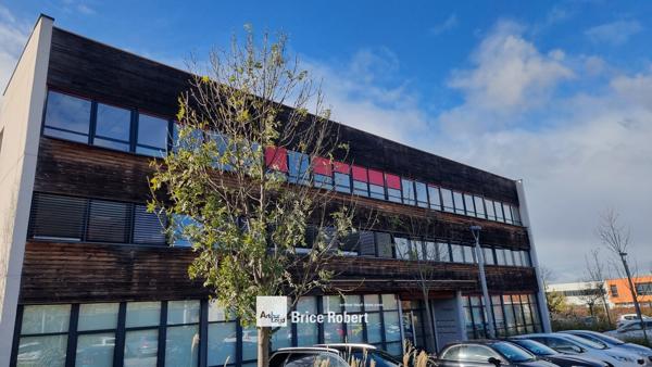 Bureaux à louer à Saint-Priest avec parking dans parc technologique sécurisé