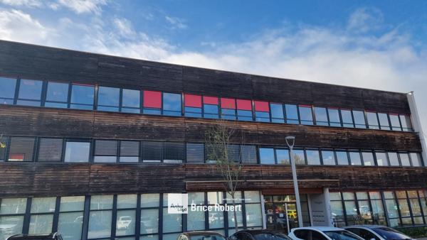 Bureaux à louer à Saint-Priest avec parking dans parc technologique sécurisé