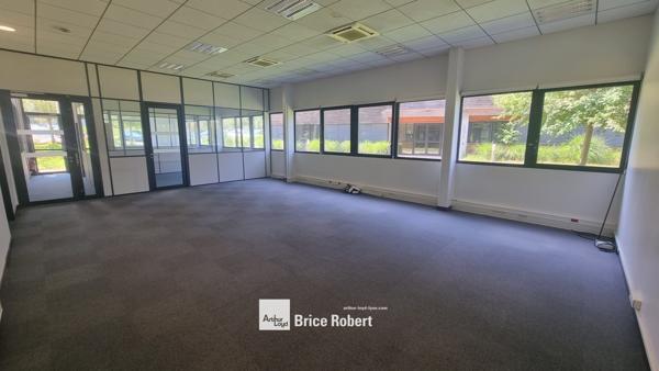 Bureaux à louer à Saint-Priest avec parking dans parc technologique sécurisé