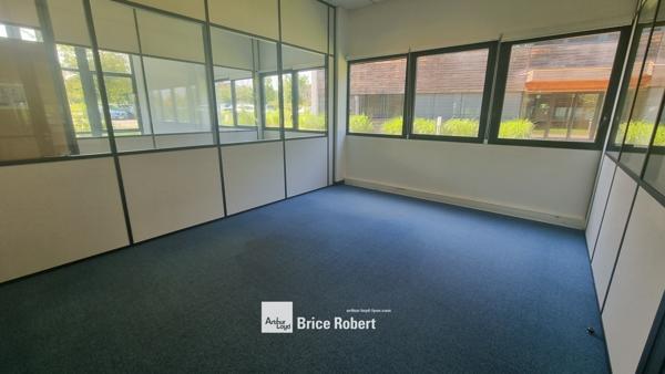 Bureaux à louer à Saint-Priest avec parking dans parc technologique sécurisé