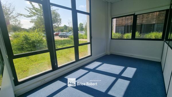 Bureaux à louer à Saint-Priest avec parking dans parc technologique sécurisé