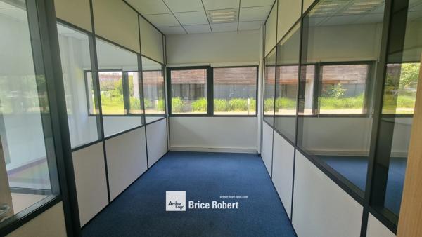 Bureaux à louer à Saint-Priest avec parking dans parc technologique sécurisé