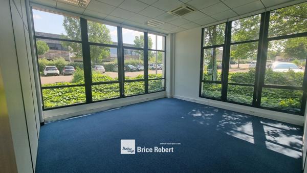 Bureaux à louer à Saint-Priest avec parking dans parc technologique sécurisé