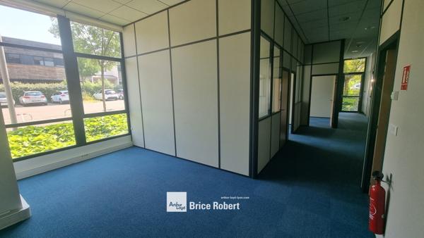 Bureaux à louer à Saint-Priest avec parking dans parc technologique sécurisé