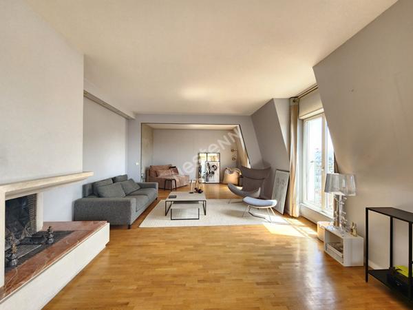 PUTEAUX Hyper centre ville: Dernier étage , appartement 5 pièces avec terrasse de 35 m²