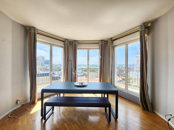 PUTEAUX Hyper centre ville: Dernier étage , appartement 5 pièces avec terrasse de 35 m²