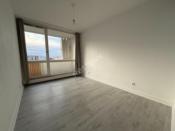 Appartement T2 Villeurbanne GRATTE-CIEL 69100, triplex, vue dégagée, balcon