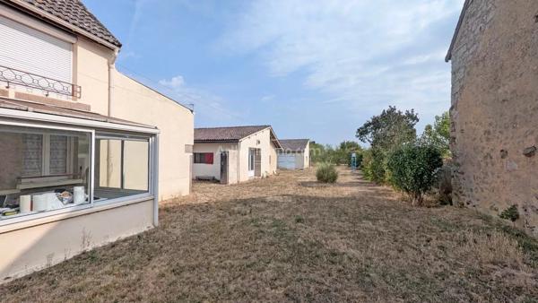 Vente                                                      Maison de village
                        
                     7 pièces                      168 m2                     à La Roche-en-Brenil