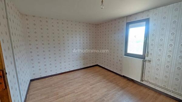 Vente                                                      Maison de village
                        
                     7 pièces                      168 m2                     à La Roche-en-Brenil
