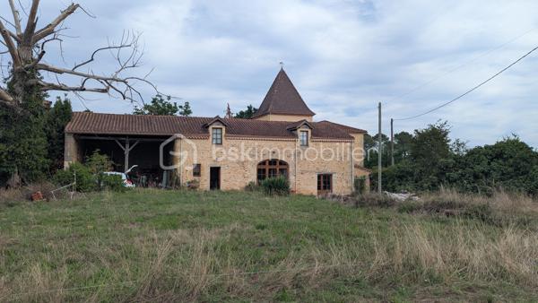 SOUS OFFRE - À Sauveterre-la-Lémance, dans un environnement calme et verdoyant, découvrez cet ancien corps de ferme en pierre offrant environ 217 m² habitables, de beaux volumes et plus de 5 hectares de prairies et de bois.
La maison s’organise en deux habitations reliées par un magnifique pigeonnier.
La partie principale comprend une entrée, un salon, une salle à manger avec mezzanine, une cuisine équipée avec cellier, une salle de bains ainsi qu’une buanderie. A l'étage deux jolies chambres et une salle d'eau.
Dans l’autre aile, le charme se poursuit avec un pigeonnier aménagé, comprenant un bureau et une chambre à l’étage. Une autre partie de la maison accueille une suite parentale, des WC indépendants ainsi qu’une agréable pièce de vie avec cuisine ouverte et insert, prolongée par une terrasse.
À l’extérieur, la propriété bénéficie d’un cadre naturel préservé, entouré de prairies et de bois, idéal pour les amateurs d’espace, de nature et de tranquillité.
Les dépendances offrent également de nombreuses possibilités : auvent d’environ 51 m², serre, local chaufferie et plusieurs bâtiments annexes à rénover. Une piscine au sel à rénover complète l’ensemble.
Cette propriété conviendra aussi bien à une grande famille qu’à des acquéreurs recherchant une maison de campagne de caractère, avec de l’espace, des dépendances et la possibilité de créer différents usages au sein d’un même ensemble immobilier.