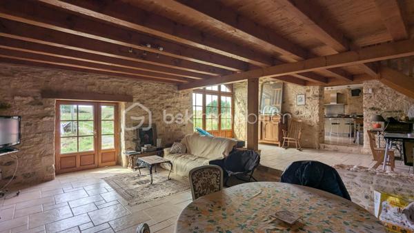 SOUS OFFRE - À Sauveterre-la-Lémance, dans un environnement calme et verdoyant, découvrez cet ancien corps de ferme en pierre offrant environ 217 m² habitables, de beaux volumes et plus de 5 hectares de prairies et de bois.
La maison s’organise en deux habitations reliées par un magnifique pigeonnier.
La partie principale comprend une entrée, un salon, une salle à manger avec mezzanine, une cuisine équipée avec cellier, une salle de bains ainsi qu’une buanderie. A l'étage deux jolies chambres et une salle d'eau.
Dans l’autre aile, le charme se poursuit avec un pigeonnier aménagé, comprenant un bureau et une chambre à l’étage. Une autre partie de la maison accueille une suite parentale, des WC indépendants ainsi qu’une agréable pièce de vie avec cuisine ouverte et insert, prolongée par une terrasse.
À l’extérieur, la propriété bénéficie d’un cadre naturel préservé, entouré de prairies et de bois, idéal pour les amateurs d’espace, de nature et de tranquillité.
Les dépendances offrent également de nombreuses possibilités : auvent d’environ 51 m², serre, local chaufferie et plusieurs bâtiments annexes à rénover. Une piscine au sel à rénover complète l’ensemble.
Cette propriété conviendra aussi bien à une grande famille qu’à des acquéreurs recherchant une maison de campagne de caractère, avec de l’espace, des dépendances et la possibilité de créer différents usages au sein d’un même ensemble immobilier.