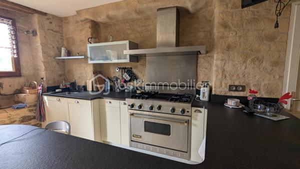 SOUS OFFRE - À Sauveterre-la-Lémance, dans un environnement calme et verdoyant, découvrez cet ancien corps de ferme en pierre offrant environ 217 m² habitables, de beaux volumes et plus de 5 hectares de prairies et de bois.
La maison s’organise en deux habitations reliées par un magnifique pigeonnier.
La partie principale comprend une entrée, un salon, une salle à manger avec mezzanine, une cuisine équipée avec cellier, une salle de bains ainsi qu’une buanderie. A l'étage deux jolies chambres et une salle d'eau.
Dans l’autre aile, le charme se poursuit avec un pigeonnier aménagé, comprenant un bureau et une chambre à l’étage. Une autre partie de la maison accueille une suite parentale, des WC indépendants ainsi qu’une agréable pièce de vie avec cuisine ouverte et insert, prolongée par une terrasse.
À l’extérieur, la propriété bénéficie d’un cadre naturel préservé, entouré de prairies et de bois, idéal pour les amateurs d’espace, de nature et de tranquillité.
Les dépendances offrent également de nombreuses possibilités : auvent d’environ 51 m², serre, local chaufferie et plusieurs bâtiments annexes à rénover. Une piscine au sel à rénover complète l’ensemble.
Cette propriété conviendra aussi bien à une grande famille qu’à des acquéreurs recherchant une maison de campagne de caractère, avec de l’espace, des dépendances et la possibilité de créer différents usages au sein d’un même ensemble immobilier.