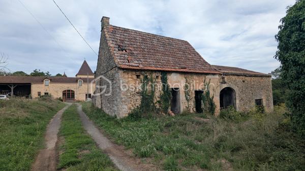 SOUS OFFRE - À Sauveterre-la-Lémance, dans un environnement calme et verdoyant, découvrez cet ancien corps de ferme en pierre offrant environ 217 m² habitables, de beaux volumes et plus de 5 hectares de prairies et de bois.
La maison s’organise en deux habitations reliées par un magnifique pigeonnier.
La partie principale comprend une entrée, un salon, une salle à manger avec mezzanine, une cuisine équipée avec cellier, une salle de bains ainsi qu’une buanderie. A l'étage deux jolies chambres et une salle d'eau.
Dans l’autre aile, le charme se poursuit avec un pigeonnier aménagé, comprenant un bureau et une chambre à l’étage. Une autre partie de la maison accueille une suite parentale, des WC indépendants ainsi qu’une agréable pièce de vie avec cuisine ouverte et insert, prolongée par une terrasse.
À l’extérieur, la propriété bénéficie d’un cadre naturel préservé, entouré de prairies et de bois, idéal pour les amateurs d’espace, de nature et de tranquillité.
Les dépendances offrent également de nombreuses possibilités : auvent d’environ 51 m², serre, local chaufferie et plusieurs bâtiments annexes à rénover. Une piscine au sel à rénover complète l’ensemble.
Cette propriété conviendra aussi bien à une grande famille qu’à des acquéreurs recherchant une maison de campagne de caractère, avec de l’espace, des dépendances et la possibilité de créer différents usages au sein d’un même ensemble immobilier.