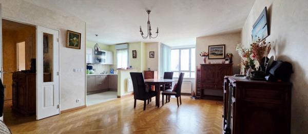 Appartement 5 pièces à vendre à Étampes dans une résidence sécurisée avec ascenseur et place de stationnement couverte, idéalement situé à la collégiale.