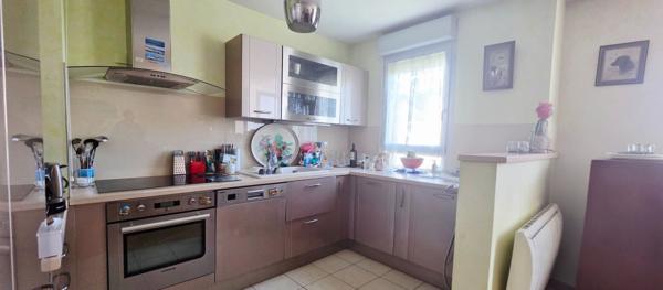 Appartement 5 pièces à vendre à Étampes dans une résidence sécurisée avec ascenseur et place de stationnement couverte, idéalement situé à la collégiale.