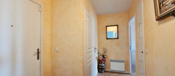 Appartement 5 pièces à vendre à Étampes dans une résidence sécurisée avec ascenseur et place de stationnement couverte, idéalement situé à la collégiale.