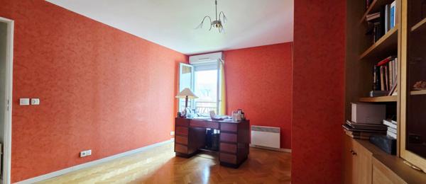 Appartement 5 pièces à vendre à Étampes dans une résidence sécurisée avec ascenseur et place de stationnement couverte, idéalement situé à la collégiale.