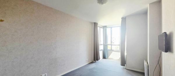 Appartement 5 pièces à vendre à Étampes dans une résidence sécurisée avec ascenseur et place de stationnement couverte, idéalement situé à la collégiale.