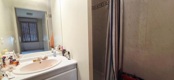 Appartement 5 pièces à vendre à Étampes dans une résidence sécurisée avec ascenseur et place de stationnement couverte, idéalement situé à la collégiale.