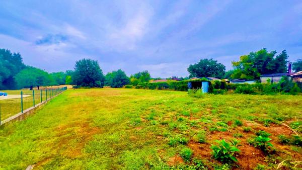 Terrain Constructible de 1 278 m² au calme en centre-ville de LABASTIDE SAINT PIERRE