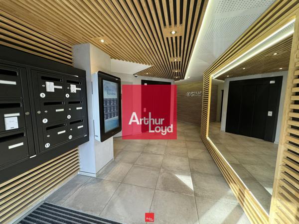 Bureaux à louer à Seyssins dans immeuble rénové avec parking sécurisé