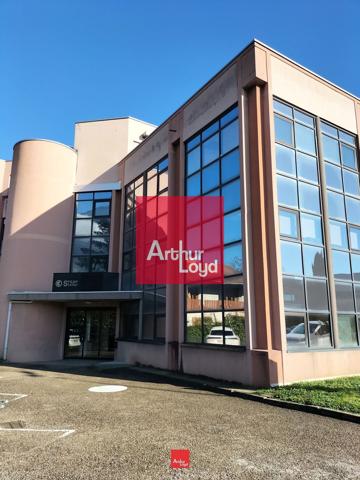 Bureaux à louer à Seyssins dans immeuble rénové avec parking sécurisé