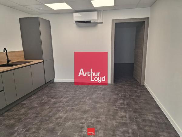 Bureaux à louer à Seyssins dans immeuble rénové avec parking sécurisé