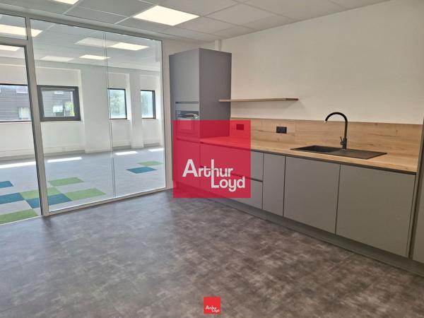 Bureaux à louer à Seyssins dans immeuble rénové avec parking sécurisé