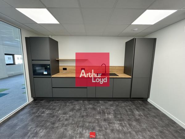 Bureaux à louer à Seyssins dans immeuble rénové avec parking sécurisé
