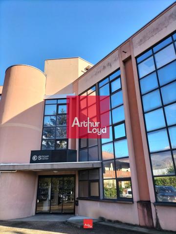 Bureaux à louer à Seyssins dans immeuble rénové avec parking sécurisé
