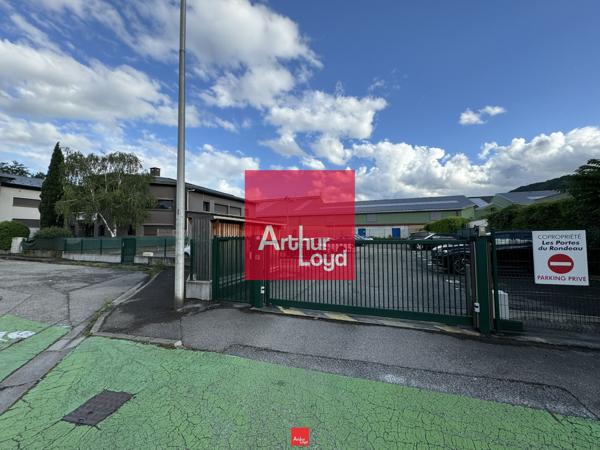 Bureaux à louer à Seyssins dans immeuble rénové avec parking sécurisé