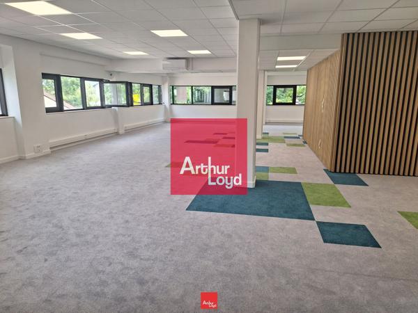 Bureaux à louer à Seyssins dans immeuble rénové avec parking sécurisé