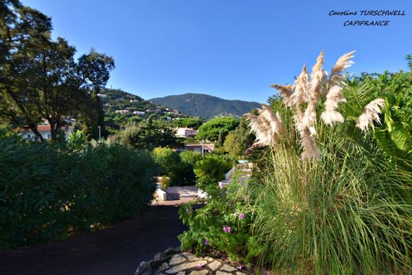 CAVALAIRE SUR MER (83) - EXCELLENT EMPLACEMENT - MAISON PRINCIPALE AVEC DEPENDANCE 128 M² SUR 1230 M² DE JARDIN PAYSAGE