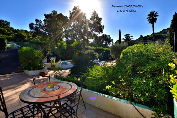 CAVALAIRE SUR MER (83) - EXCELLENT EMPLACEMENT - MAISON PRINCIPALE AVEC DEPENDANCE 128 M² SUR 1230 M² DE JARDIN PAYSAGE