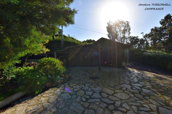 CAVALAIRE SUR MER (83) - EXCELLENT EMPLACEMENT - MAISON PRINCIPALE AVEC DEPENDANCE 128 M² SUR 1230 M² DE JARDIN PAYSAGE