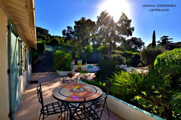 CAVALAIRE SUR MER (83) - EXCELLENT EMPLACEMENT - MAISON PRINCIPALE AVEC DEPENDANCE 128 M² SUR 1230 M² DE JARDIN PAYSAGE